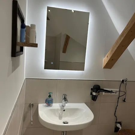 Helles Mit Dachbalkon & Kingsize-bett